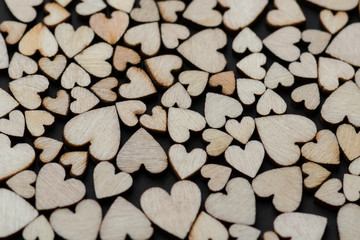  Wiele małych drewnianych serc na niewyraźne tło