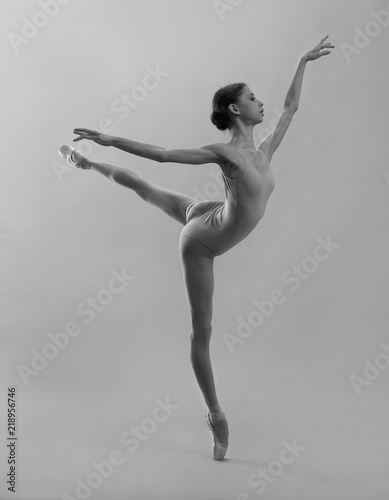  Naklejka baletnica   balerina-w-pozie-jaskolka