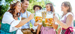 © karepa - Freunde Trinken Bier in der Bayerischer Tracht an der Isar