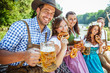 © karepa - Freunde Trinken Bier in der Bayerischer Tracht an der Isar