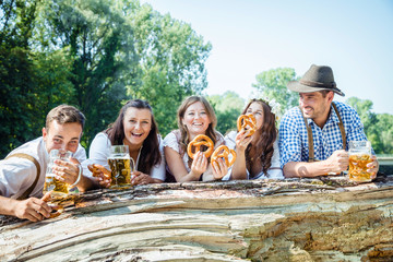 Freunde in Bayern Feiern Oktoberfest an der Isar 