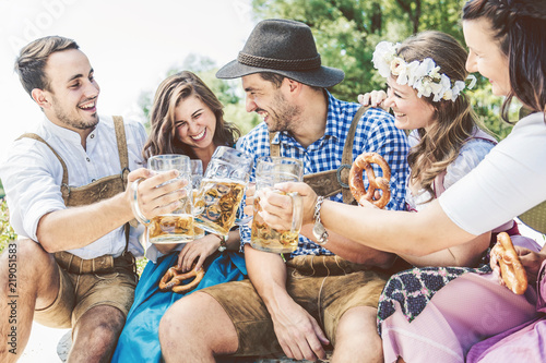 Valokuva Freunde in trachtenmode entschpannen an der Isar