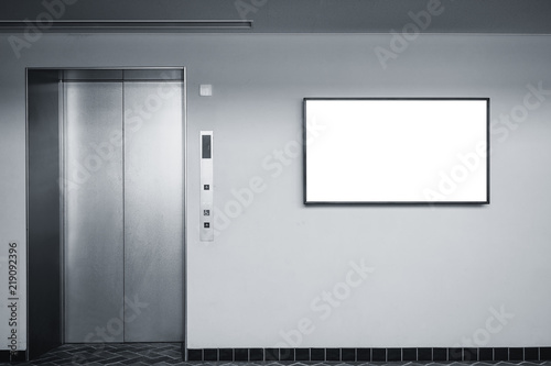 Fotografía Blank Lcd screen media disply on wall Indoor Building with elevator