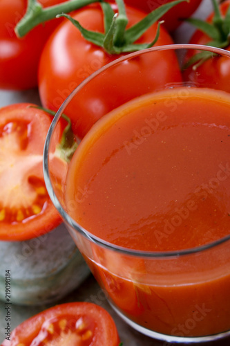 Cuadros en Lienzo making fresh tomato juice