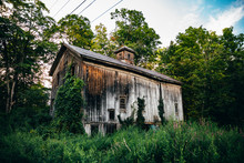 Abandoned Barn, Poughkeepsie, Hudson Valley, New York, USA.