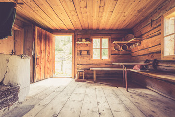 Holzhütte, Schutzhütte in den Bergen, Innenaufnahme