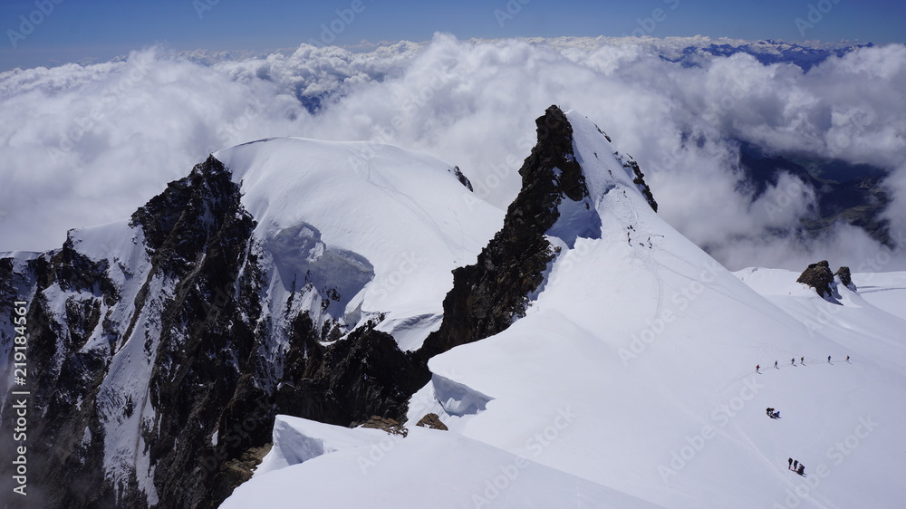 Widok na górskie szczyty Corno Nero i Piramide Vincent pokryte śniegiem i lodem w masywie Monte Rosa. - obrazy, fototapety, plakaty 