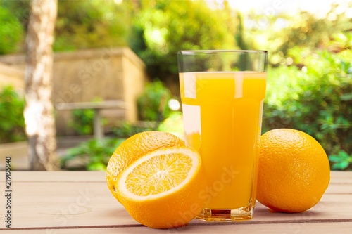  Plakat pomarańcza   pomaranczowy-sok-i-kilka-pomaranczy