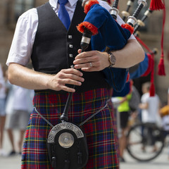 Wall Mural - Man playing bagpipe, scottish traditional pipe band