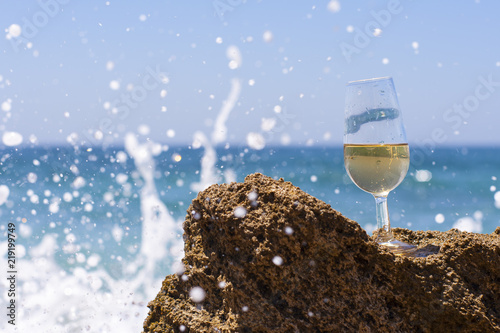 Fotografie, Obraz Copa de vino en la playa con olas salpicando