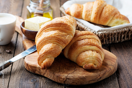 Fotomural Delicious breakfast with fresh croissants and coffee served with butter and honey
