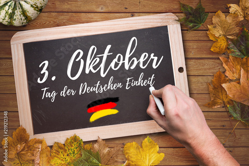 Fotografia, Obraz Herbstlaub und Kreidetafel mit Aufschrift "3