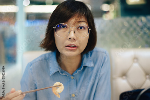 Photographie Asian women eating sukiyaki at restuarant
