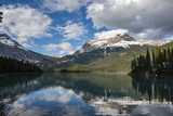 Fototapeta Do przedpokoju - Emerald Lake is located in Yoho National Park, British Columbia, Canada. It is the largest of Yoho's 61 lakes and ponds, as well as one of the park's premier tourist attractions.