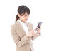 © maroke - スマホアプリを使う若いビジネスウーマン