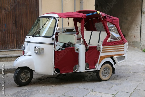 Foto Typical Ape calessino (gig bee) motorbike parked in the historic city center of Palermo, Sicily, Italy