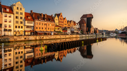 Fototapety Gdańsk   stary-port-ze-sredniowiecznym-zurawiem-i-promenada-w-gdansku