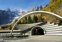 Tunnel Del Monte Bianco - Confine Tra Italia E Francia