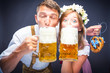 © karepa - Oktoberfest, Frau und mann in Bayerischer Tracht mit Bier Krügen