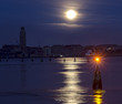 Luna piena a Venezia, skyline della città e luce. Tramonto lunare in laguna.