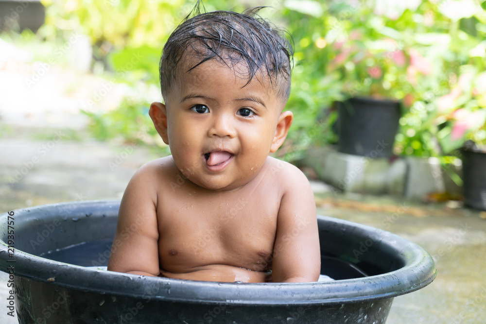 baby bath boy Cute little asian baby boy take a bath の Stock フォト | Adobe Stock