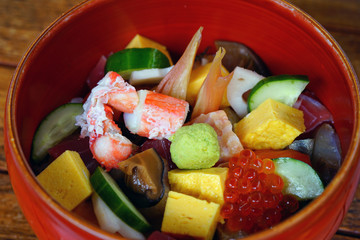 Wall Mural - Bowl of chirashi sushi with mixed raw fish and salmon roe over rice