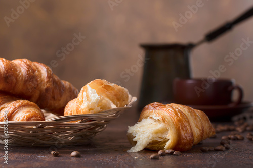 Cuadros en Lienzo Fresh and tasty croissant and cup of coffee on old copper background
