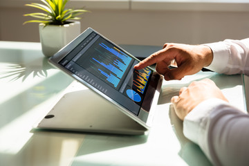 Aufkleber - Businessman analyzing graph on laptop