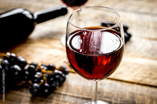 Plakat Zestaw do wina z butelki i winogron na drewniane biurko