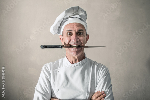 Cuadros en Lienzo cuoco arrabbiato con il coltello tra i denti