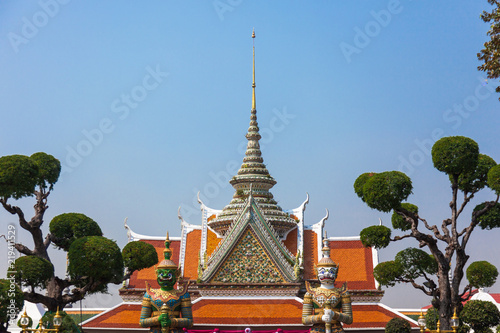 Foto Temple of dawn entrance in Bangkok, Thailand