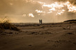 © Björn Kristersson - Man och kvinna promenerar på en kall och blåsig strand