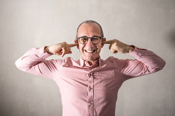 uomo stressato con le dita nelle orecchie