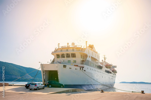 Fotografía ferry standing on the dock waiting for loading, during the bright sunset