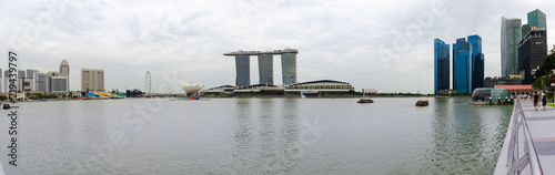 Fotomural SINGAPORE - 17 Jul 2014: the Marina Bay and Central Business district appear as a skyline in this panorama view of central Singapore