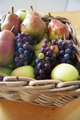 Poster - frisches ungespritztes Obst aus dem Garten,obst, apfel, korb, essen, frisch, gesund, grape, green, bio, rot, reif, birne, diät, herbst, isoliert, weiß, gelb, orange, vegetarier, frische, süss, 