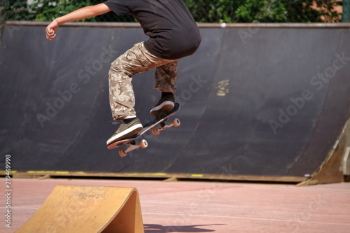 Fotografie, Obraz skateboard salto con rampa, evoluzione acrobazia