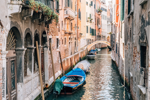 Fotografía View of the Venice Channel in the summer with boats.
