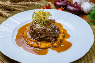 Sticker - Beef cheeks with mashed potatoes