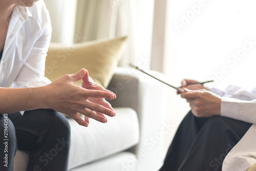 Fotografía Healthcare concept of professional psychologist doctor consult in psychotherapy session or counsel diagnosis health