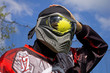 © sablin - joueur de Paintball de compétition avec un impact de peinture sur le masque.