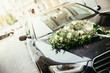 Blumenschmuck auf der Motorhaube eines Autos, Hochzeit