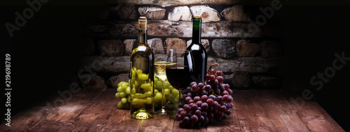 Dekoracja na wymiar  butelka-czerwonego-wina-i-biale-wino-z-winogronami-i-kieliszkami-na-drewnianym-tle