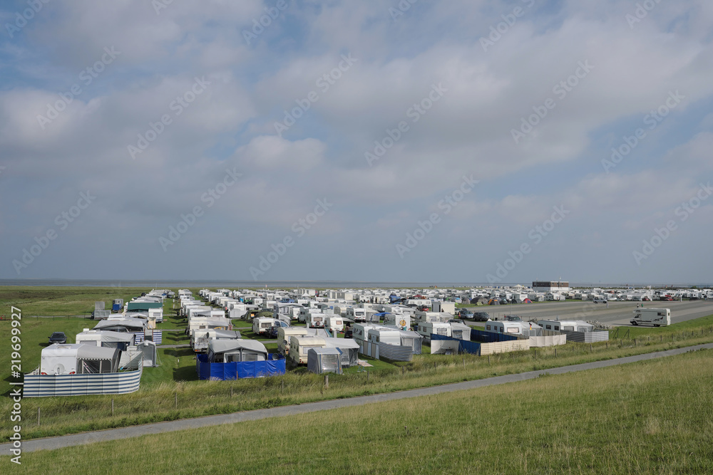 Campingplatz Harlesiel an der Nordsee direkt am Meer im Weltnaturerbe  Nationalpark Wattenmeer - Stockfoto Stock Photo | Adobe Stock