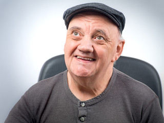 Wall Mural - portrait homme âgé souriant avec casquette