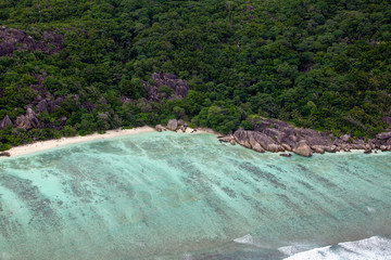 Poster - Luftaufnahme der Anse Source d'Argent auf La Digue, Seychellen.