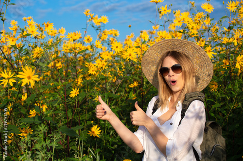 Fotografía Positive successful girl in yellow colors