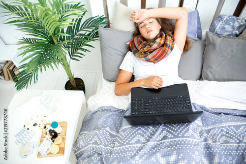 Fotografia ill young girl with fever spending time at home