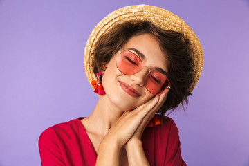 Poster - Pleased Pretty brunette woman in dress, straw hat and sunglasses