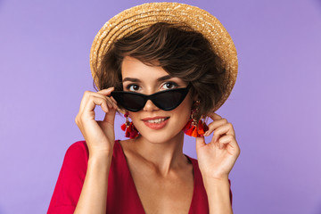 Poster - Pretty brunette woman in dress, straw hat and sunglasses